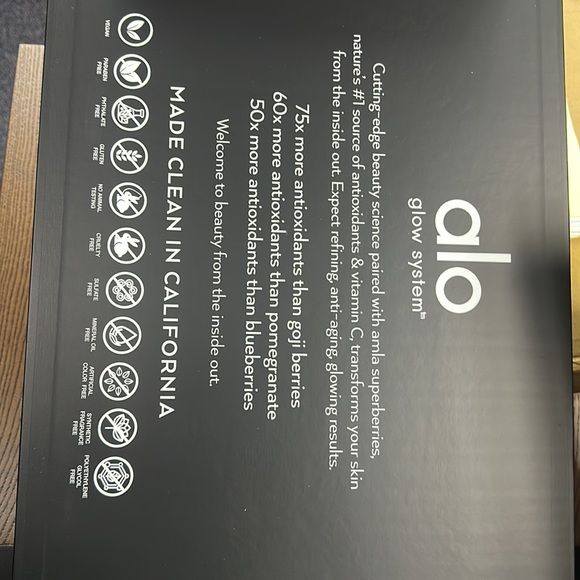 ALO GIFT OF GLOW SET (with Free iconic tote bag) - Picture 8 of 9